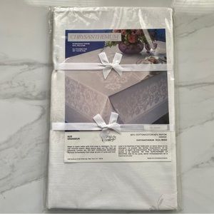 NEW Kemp & Beatley White Damask Chrysanthemum 68” Round Tablecloth